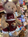 Load image into Gallery viewer, Knuffel La Galleria kleedje bordeaux met mini-beertjes
