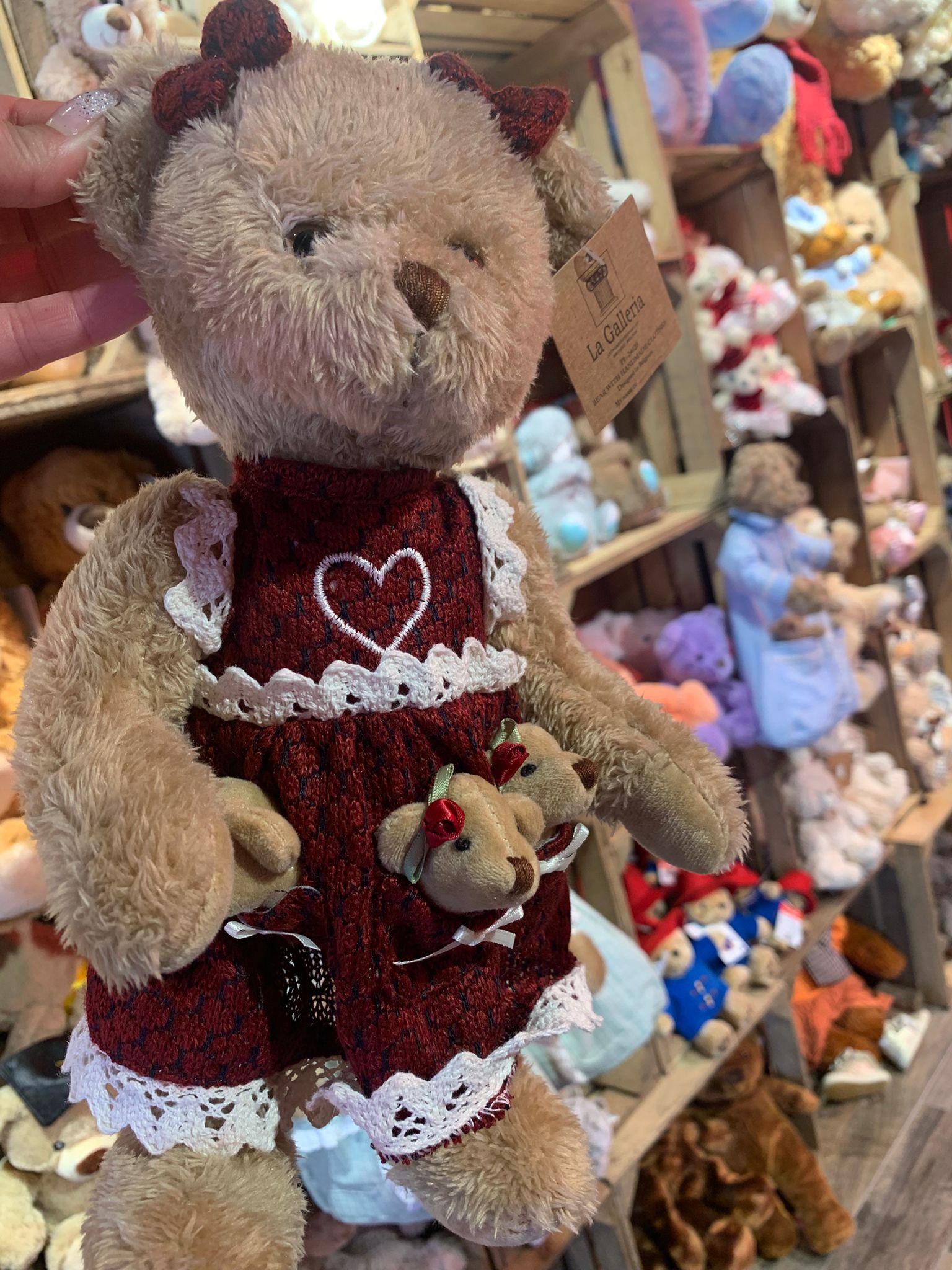 Knuffel La Galleria kleedje bordeaux met mini-beertjes
